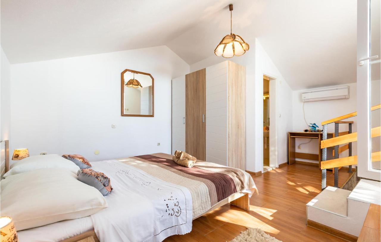 Lovely Home In Makarska With Wifi Exterior foto